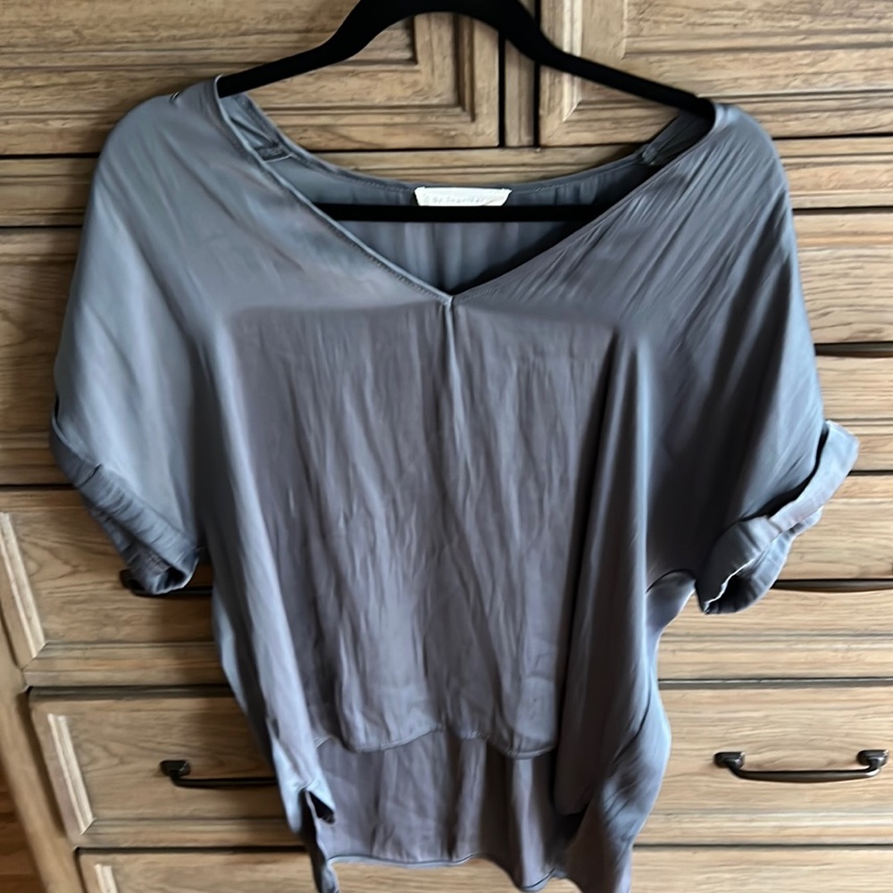 Cuff sleeve, v neck high low top.